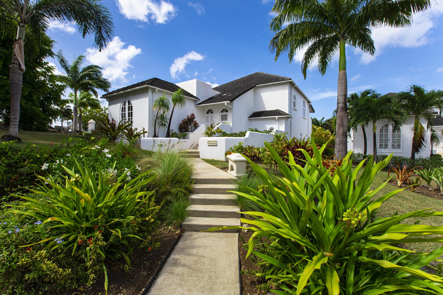 8590 ROYAL VILLA 1 01