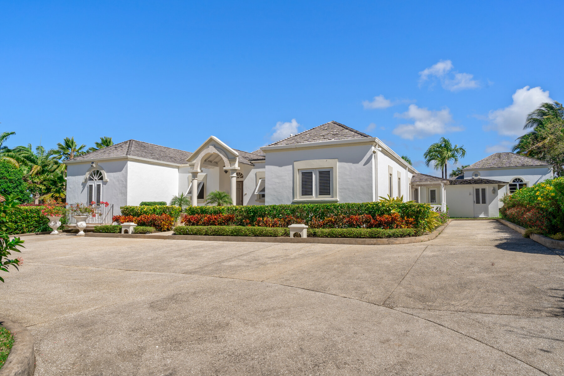 Ixora Royal Westmoreland entry driveway and parking