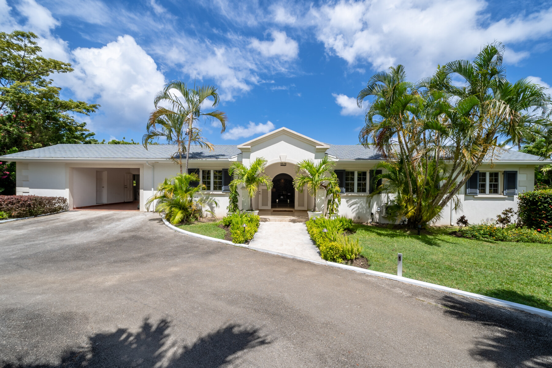 Palm Tree Villa Front entrance driveway