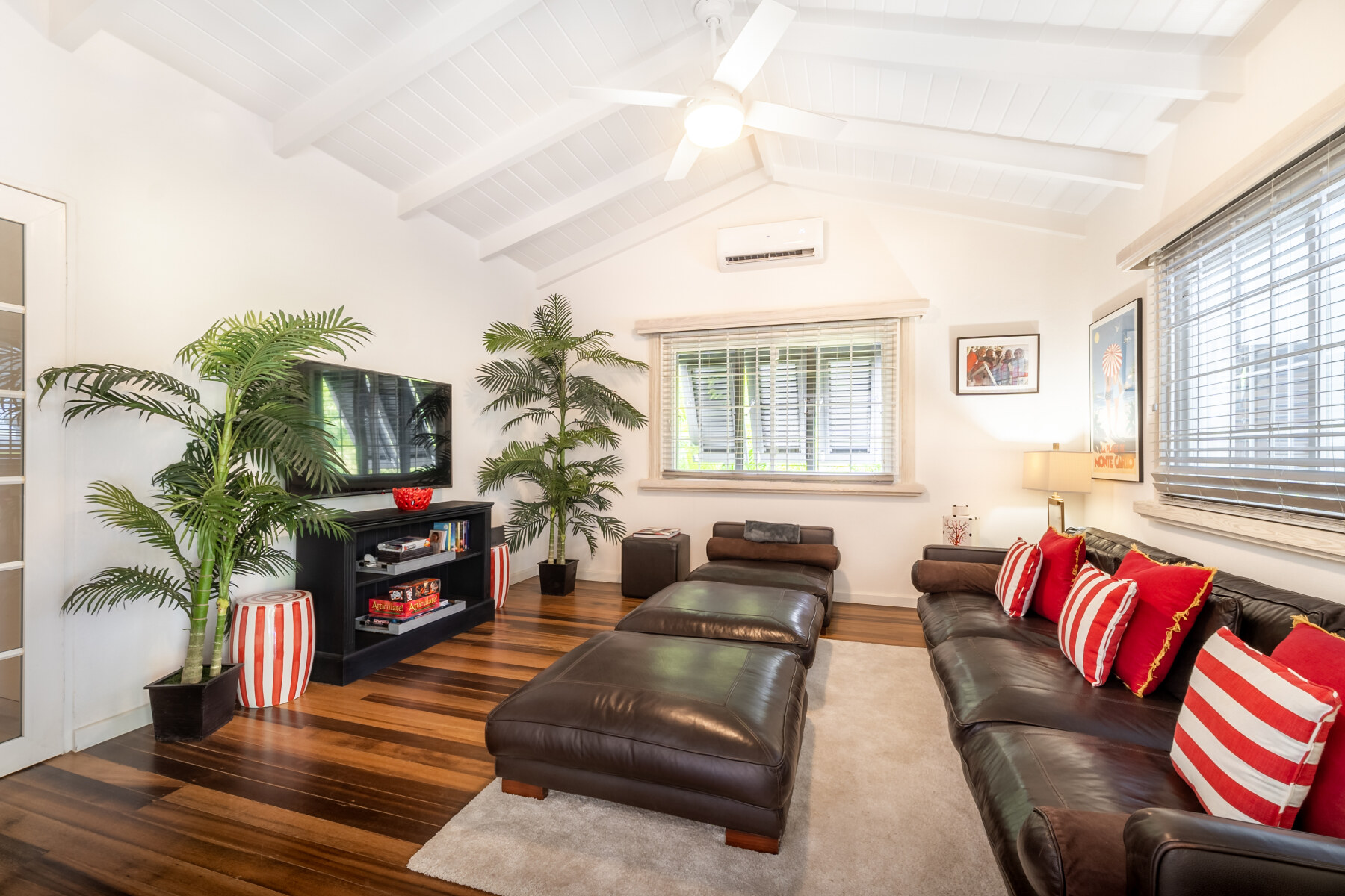 Palm Tree Villa Tv room