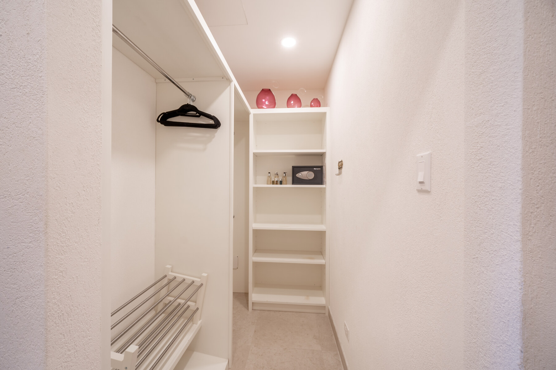 Palm Tree Villa closet