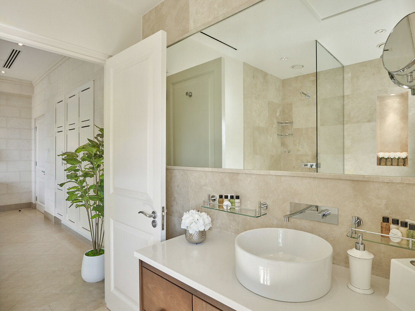 Westland Heights Cool Winds King Suite Bathroom