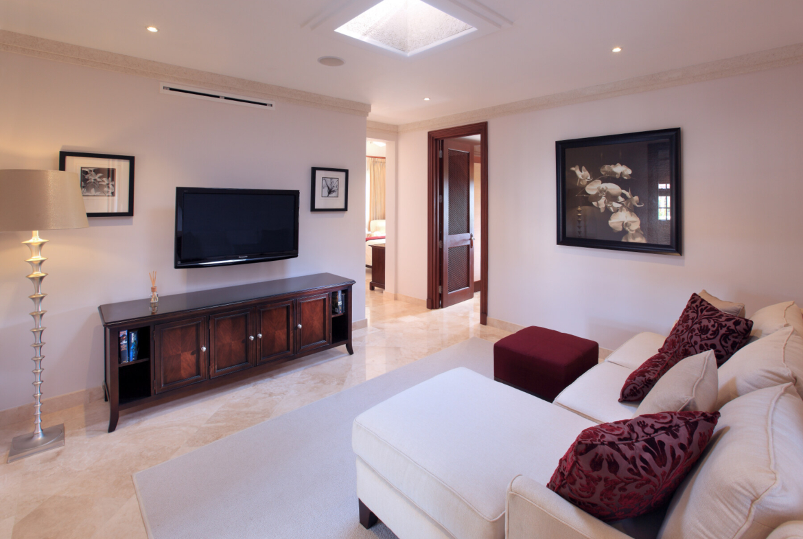 OCEAN DRIVE 12 MASTER BED SITTING ROOM