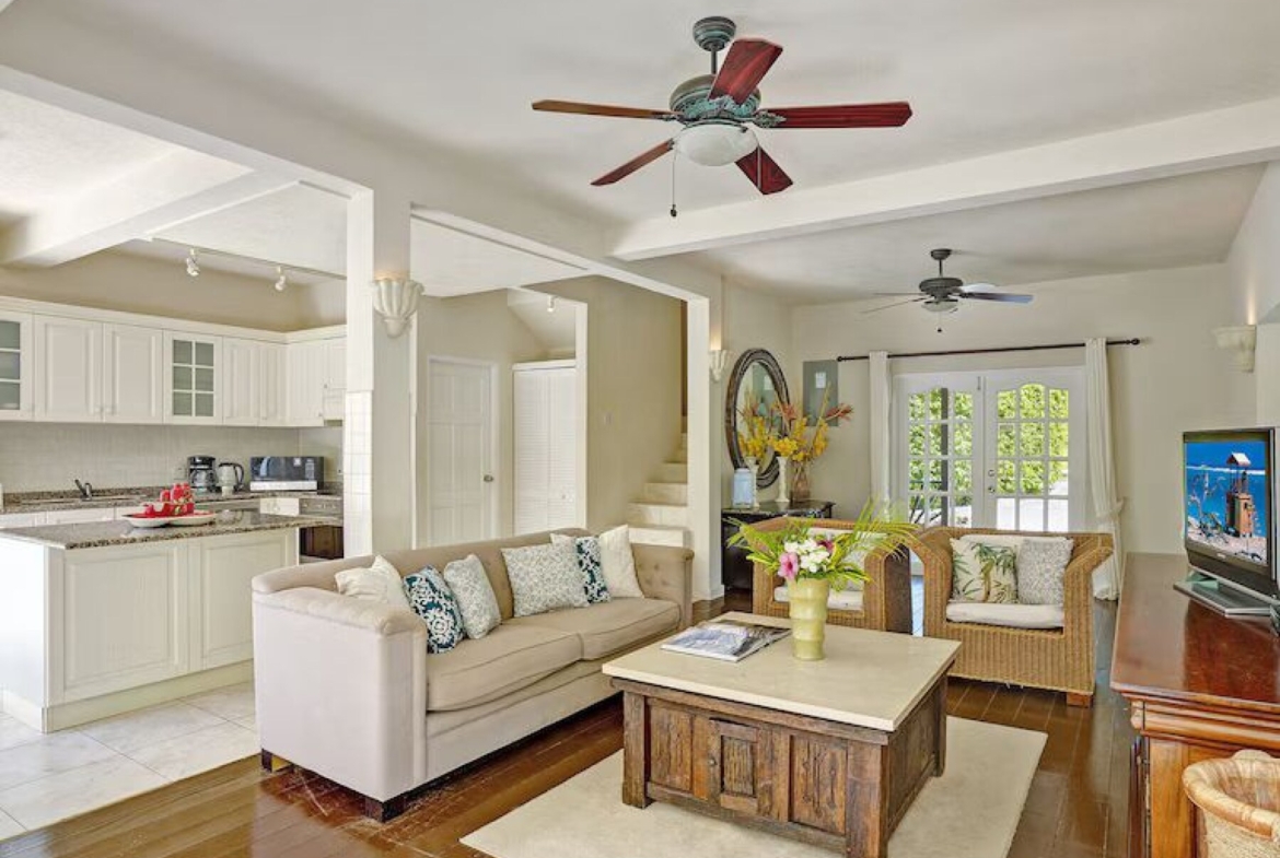 Polamar gardens living room and front door