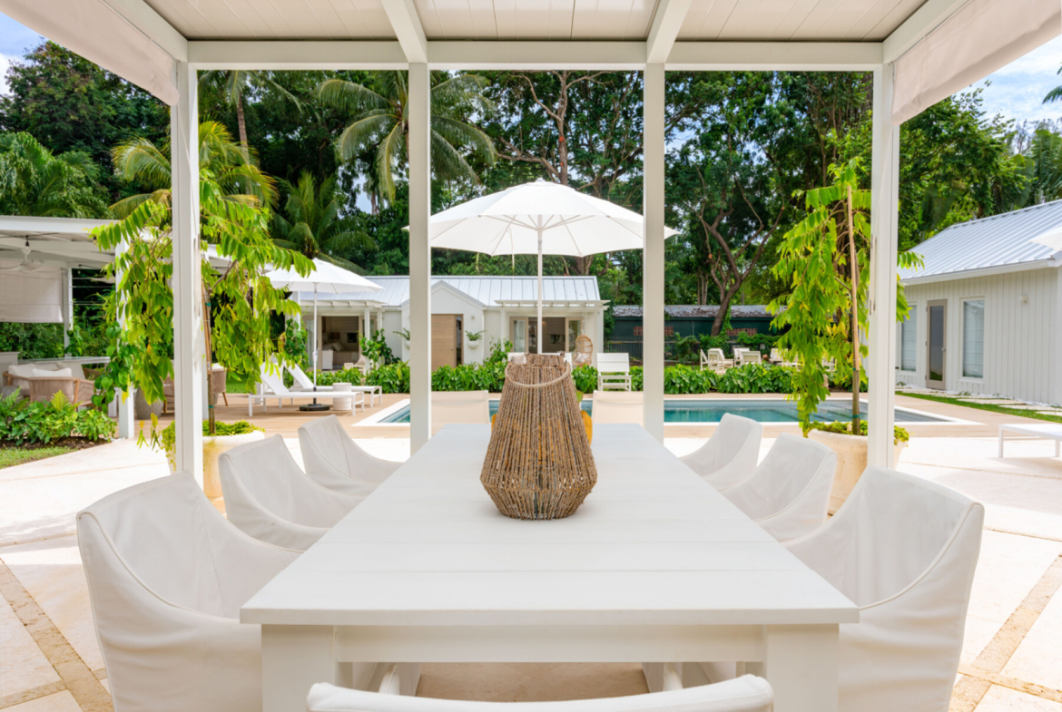 honeycomb house outdoor dining
