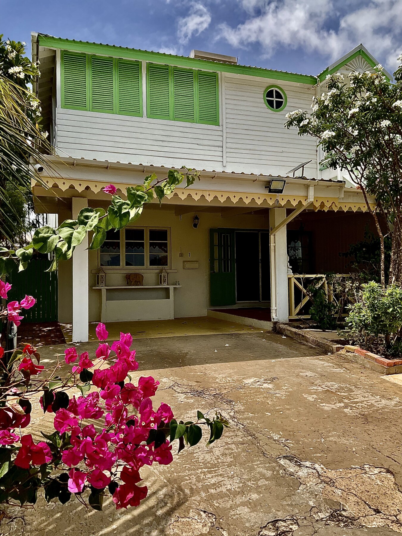 Glitter Bay 2 Terrace Apartment 1 porch