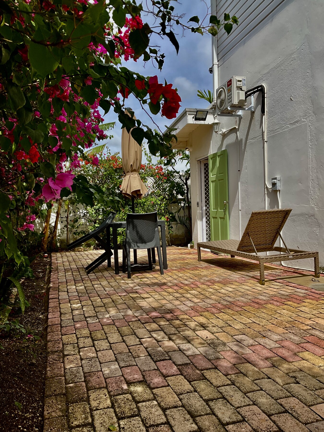 Glitter Bay Terrace 2 apartment 2 rear court yard